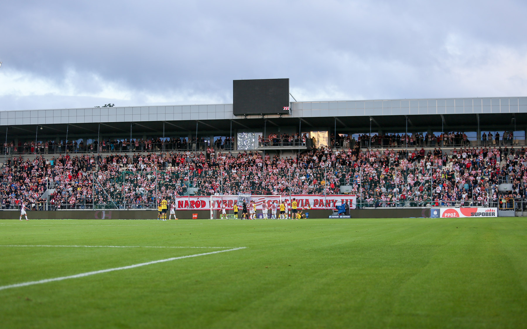 Kibice Cracovii weszli na stadion, pomimo zamkniętego obiektu. Fot: Matesz Kaleta/LoveKraków.pl