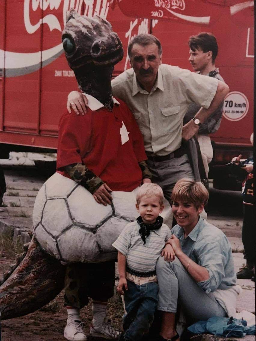 Ryszard Niemiec z dwuletnim wnukiem i córką na stadionie Wisły w 1996 roku. Fot. archiwum prywatne