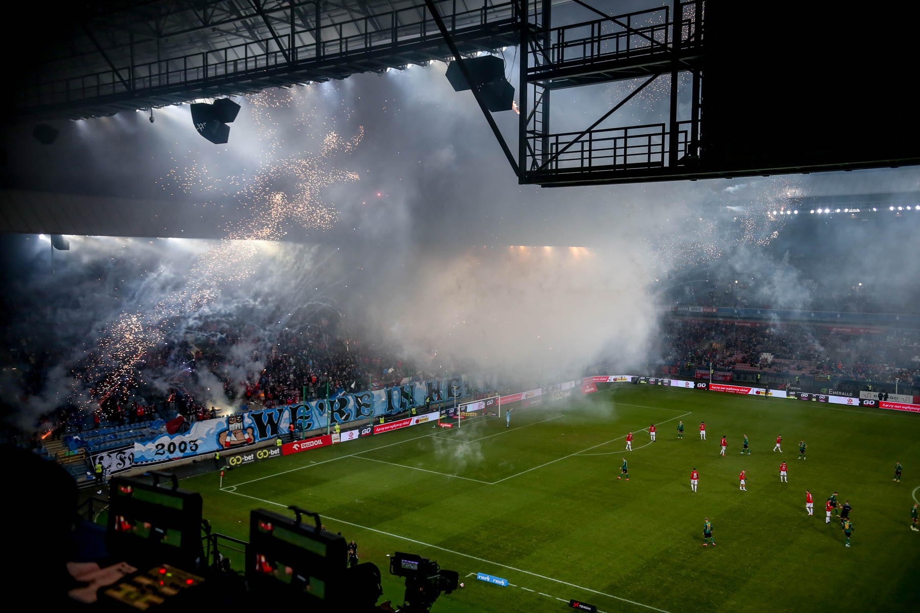 Po odpaleniu fajerwerków przez kibiców, sędzia kazał piłkarzom zejść z boiska. Fot: Mateusz Kaleta/LoveKraków.pl