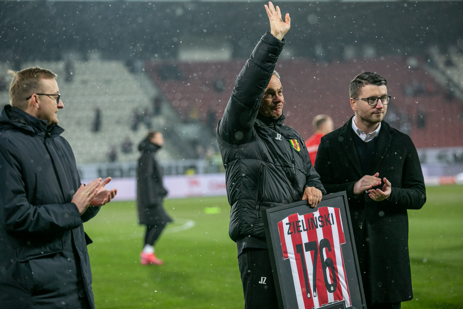 Jacek Zieliński dostał przed meczem od włodarzy Cracovii pamiątkową koszulkę. Fot: Mateusz Kaleta/LoveKraków.pl