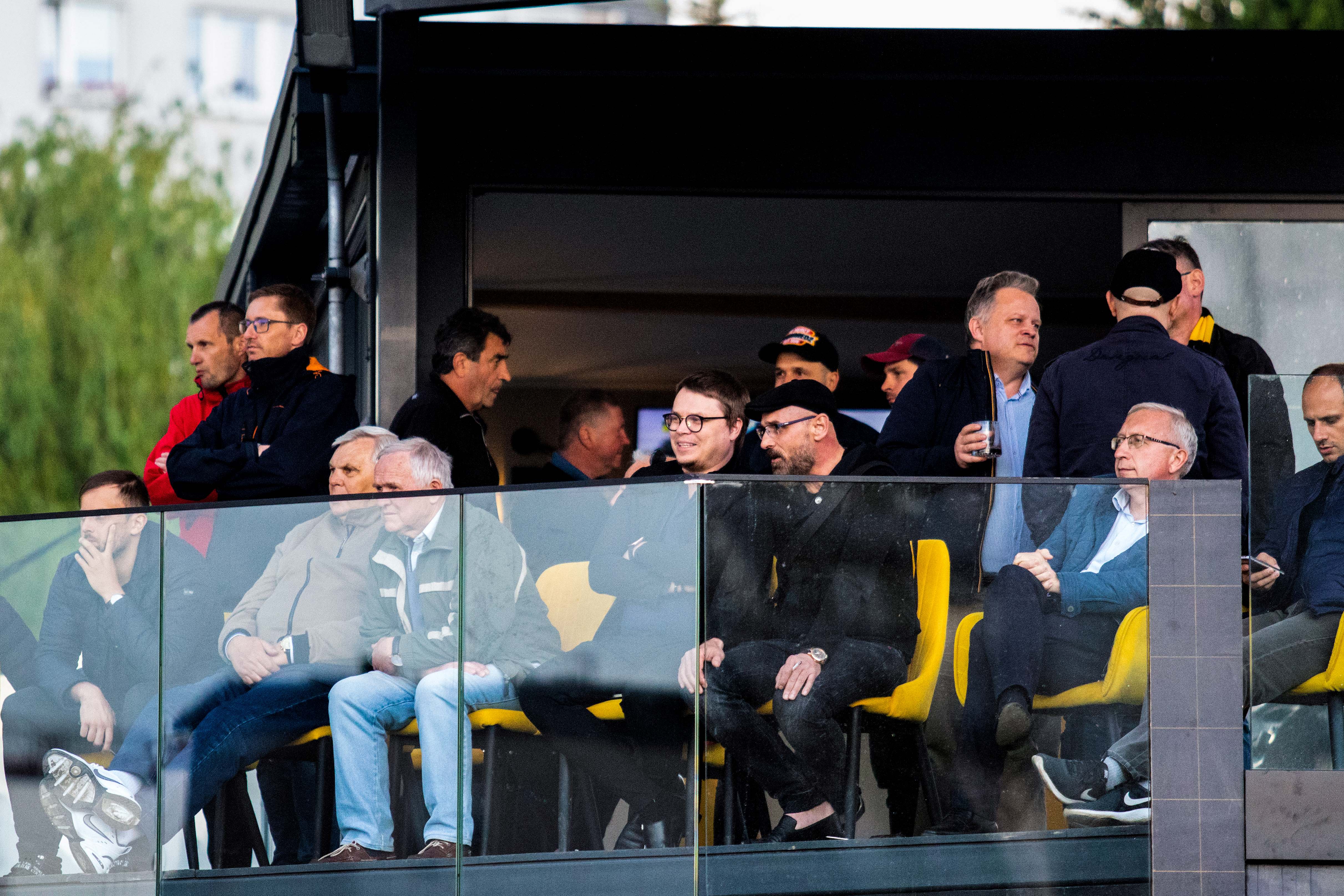Wojciech Kwiecień (w dolnym rzędzie w kaszkiecie) ogląda mecz w towarzystwie Jarosława Królewskiego, prezesa Wisły