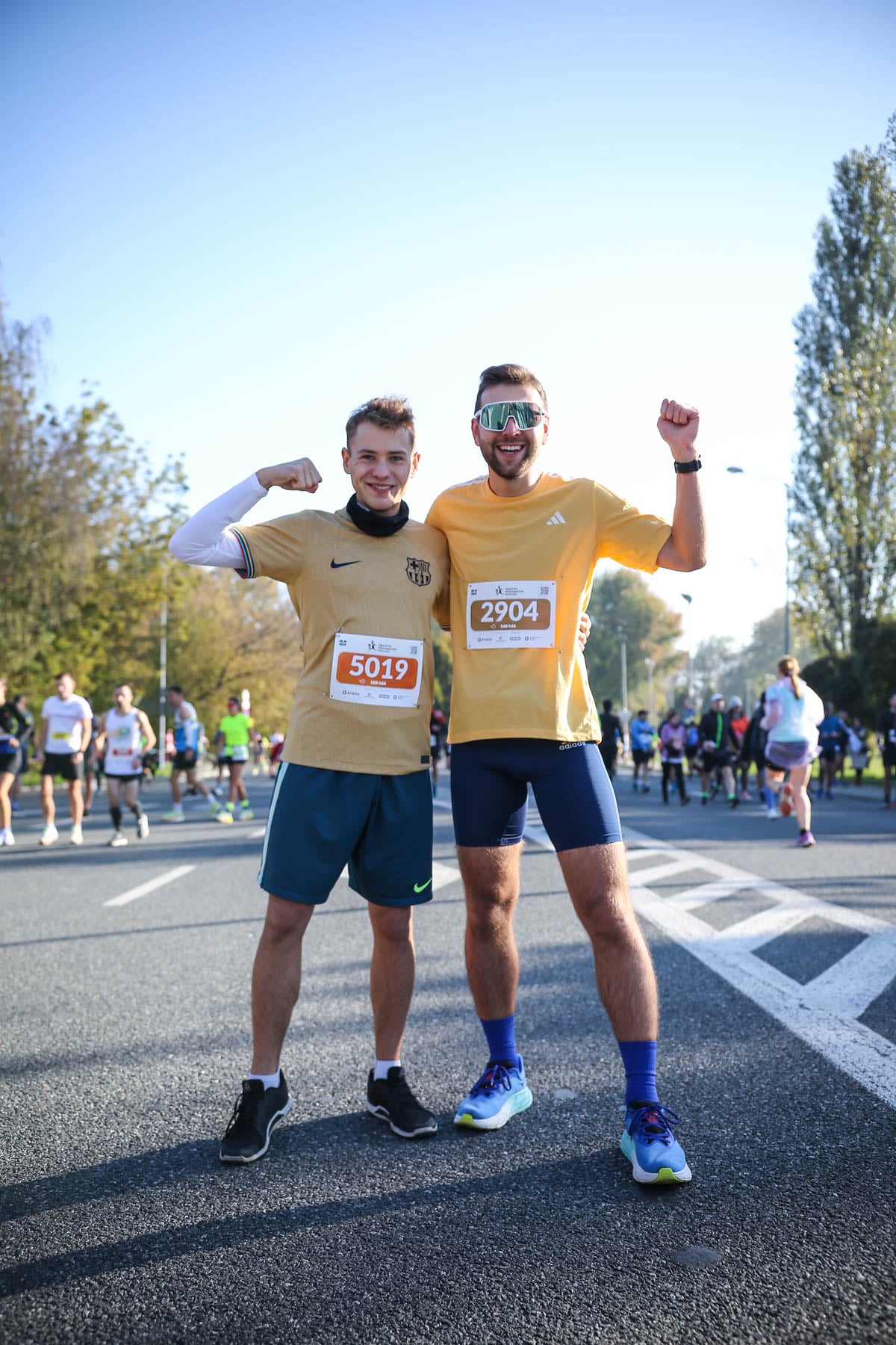 Mateusz Kaleta (z lewej) przed startem w półmaratonie